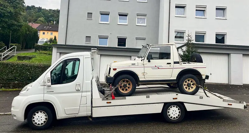 Eigener Abschleppwagen von MAX Automobile mit geladenem Geländewagen