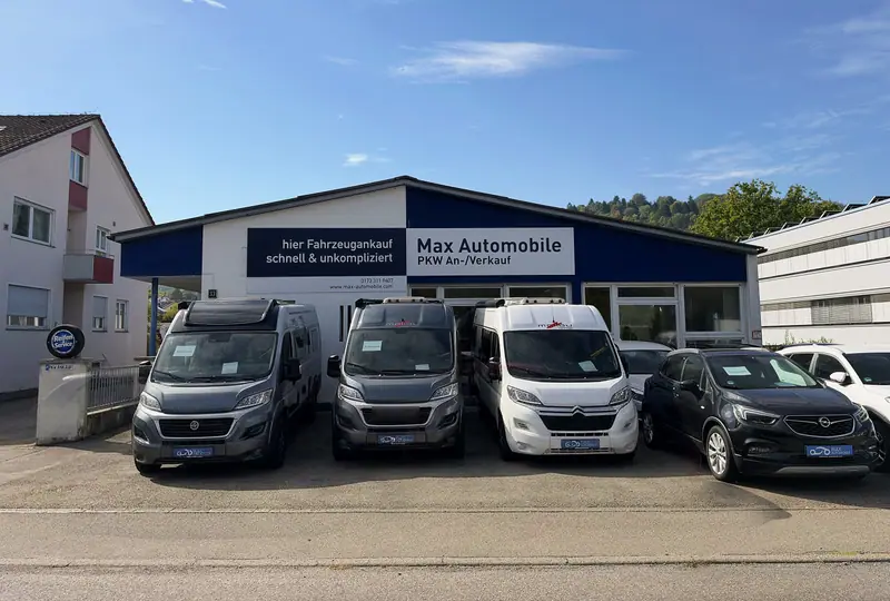 Gebrauchtwagen vor der Halle von MAX Automobile
